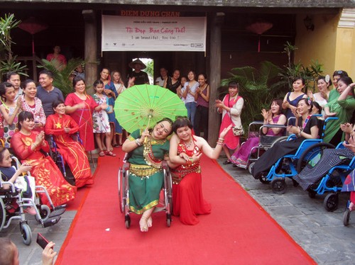 Fashion show discovers the beauty of the disabled - ảnh 1